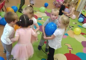 Dzieci biorą udział w konkurencji tanecznej